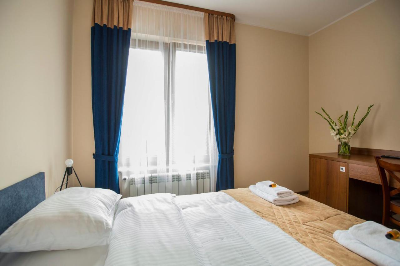 Hotel Gosciniec Ceglane Katy Dwikozy Exterior foto